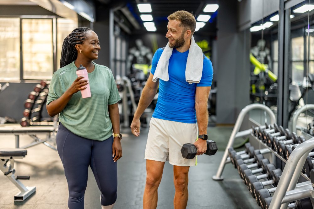 Two people working out at the gym and becoming friends.